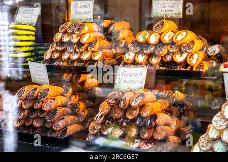 Venezia, Italia - 2 aprile 2022: Pile di dolci tradizionali veneziani con cartellini di prezzo in un negozio di dolciumi a Venezia, Veneto, Italia. Foto Stock