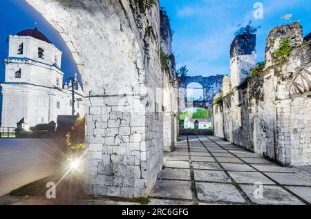 Costruito nel 1860 con pietre di corallo, per ospitare le truppe spagnole, i suoi archi storici, bagnati da luci di inondazione, in una posizione graziosa, vicino alla chiesa di Oslob. Un populista Foto Stock