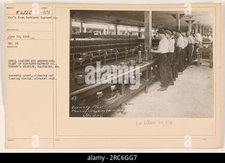 Caricamento e assemblaggio di conchiglie presso lo stabilimento di Bartlett-Hayward Co., a Turner's Station, Baltimore, MD. Questa immagine mostra i lavoratori dello stabilimento di assemblaggio responsabili della pulizia e del caricamento dei gusci nel reparto di smantellamento. La foto è stata scattata il 19 giugno 1916 e ricevuta dalla Bartlett-Hayward Co. I dettagli della didascalia sono stati ottenuti dal Dipartimento delle collezioni storiche, contrassegnato solo per uso ufficiale. Foto Stock