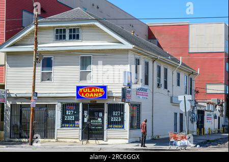 NEW ORLEANS, LOUISIANA, USA - 8 LUGLIO 2023: Tulane Loans and Laundromat nel quartiere Mid City Foto Stock