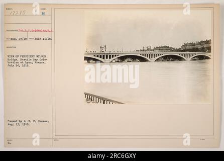 Didascalia: "Veduta del Ponte del Presidente Wilson durante la celebrazione del giorno della Bastiglia a Lione, in Francia, il 14 luglio 1918. Fotografato da Pvt. L.P. Goldshlag, è stata presa il 14 luglio 1918 e ha ricevuto l'approvazione dalla A.E.F. Censor il 13 agosto 1918. Le note del fotografo si riferiscono a un'altra fotografia con il numero di identificazione 17235." Foto Stock