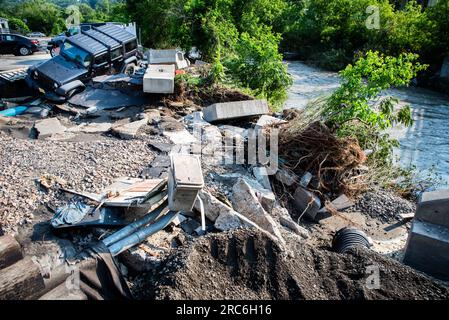 Barre, USA. 11 luglio 2023. Una sponda del fiume spazzata via, un'auto demolita e detriti a barre, VT, Stati Uniti, dopo che il ramo Stevens del fiume Winooski si diffuse per la città il 10 luglio 2023. Crediti: John Lazenby/Alamy Live News Foto Stock