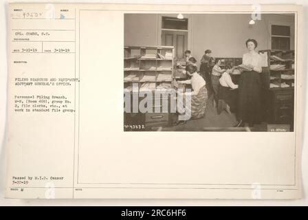 Il personale del piling Branch nella stanza 469 dell'Adjutant General's Office è visto lavorare su rami e attrezzature durante la prima guerra mondiale Questa immagine, scattata da CPL. Combs, S.C., il 19 marzo 1919, mostra gli impiegati dei fascicoli e altro personale nel gruppo n. 2. La fotografia è stata passata dal M.I.D. Censura il 22 marzo 1919. Foto Stock