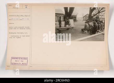 Immagine: Una fotografia scattata dal tenente S. C. Fox, Sig. R. C. il 17 aprile 1918, a Washington Barracks, D.C. Mostra una luce di ricerca antiaerea mobile usata dal corpo degli ingegneri. La fotografia mostra una sessione di istruzioni sulle luci ad arco ad alta intensità. È stato censurato e pubblicato il 9 maggio 1918 da The Historical Branch, W.P.D. (War Plans Division). Le note suggeriscono che si tratta dell'immagine numero 8297. Foto Stock