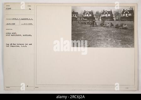 I soldati che partecipano a una gara di tiro di guerra durante un incontro sul campo a Fort Washington, Maryland. L'evento ha coinvolto la prima e la seconda compagnia della C.A.C. (Corpo d'artiglieria costiera). La foto è stata scattata il 1 aprile 1920 da Pvt. T. Garrett ed è identificata dal simbolo A. Foto Stock