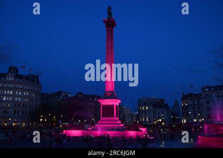 Londra, Regno Unito. 12 luglio 2023. La colonna di Nelson e le statue dei leoni di Trafalgar Square sono illuminate in rosa per celebrare la prima britannica di Barbie. Credito: Vuk Valcic/Alamy Live News Foto Stock