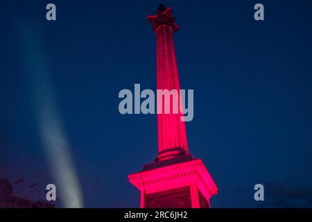 Londra, Regno Unito. 12 luglio 2023. La colonna di Nelson e le statue dei leoni di Trafalgar Square sono illuminate in rosa per celebrare la prima britannica di Barbie. Credito: Vuk Valcic/Alamy Live News Foto Stock