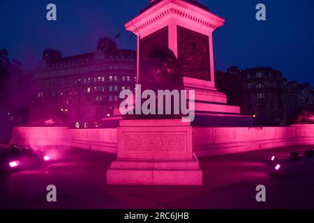 Londra, Regno Unito. 12 luglio 2023. La colonna di Nelson e le statue dei leoni di Trafalgar Square sono illuminate in rosa per celebrare la prima britannica di Barbie. Credito: Vuk Valcic/Alamy Live News Foto Stock