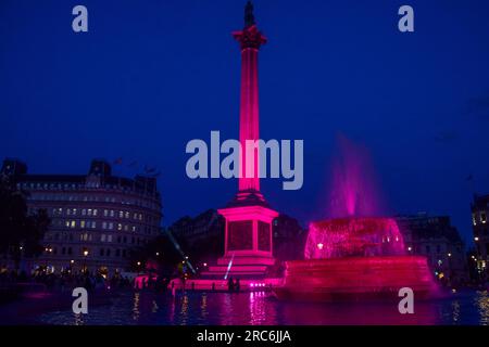 Londra, Regno Unito. 12 luglio 2023. La colonna di Nelson e le fontane di Trafalgar Square sono illuminate in rosa per celebrare la prima inglese di Barbie. Credito: Vuk Valcic/Alamy Live News Foto Stock