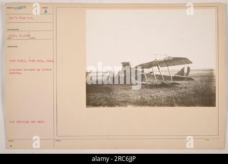 Aereo naufragato da un atterraggio forzato a Post Field, Fort Sill, Oklahoma, il 10 settembre 1918. La foto è stata scattata da un fotografo identificato come 'c.0'. È stato ricevuto con il numero di soggetto 154073. La descrizione verso indica che la foto è stata rilasciata solo per uso ufficiale. Foto Stock