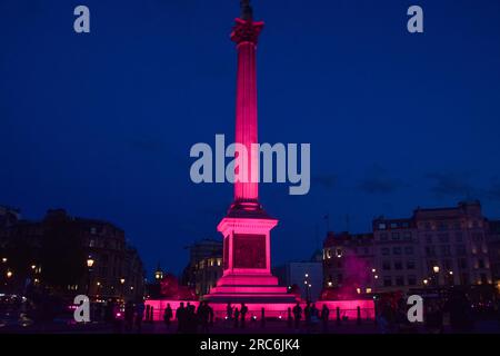 Londra, Regno Unito. 12 luglio 2023. La colonna di Nelson e le statue dei leoni di Trafalgar Square sono illuminate in rosa per celebrare la prima britannica di Barbie. Credito: Vuk Valcic/Alamy Live News Foto Stock