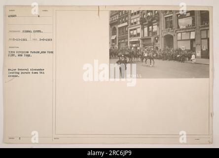 Immagine che mostra la 77th Division Parade a New York City. Il maggiore generale Alexander conduce la parata lungo la 5th Avenue. Questa foto è stata scattata il 6 maggio 1919 da un fotografo del Signal Corps. La descrizione sulla foto menziona il simbolo della 77a Divisione. L'immagine è stata pubblicata dalla S. Stein & Co. Woolens." Foto Stock