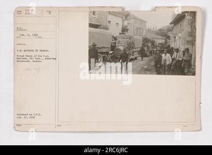 Un treno di camion di Marines degli Stati Uniti del Quinto reggimento è visto entrare a Menacourt, in Francia in questa fotografia (111-SC-2112) scattata l'11 gennaio 1918. L'immagine cattura la presenza e il movimento delle attività militari americane durante la prima guerra mondiale. Foto Stock