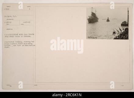 Immagine storica che mostra la S.S.. Charleston attraccò a Hoboken con 1349 soldati provenienti da Brest. La foto cattura le donne della Croce Rossa che accolgono le truppe e la banda del porto di imbarco. Presa il 26 aprile 1919 dal tenente Lyon, S.C. (Subietto 47610). Descrizione originale pubblicata il 23 aprile 1919. Foto Stock