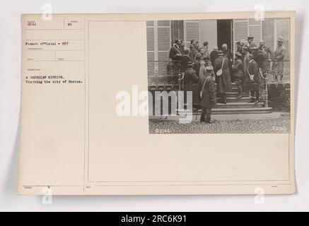 Funzionari militari canadesi in visita alla città di Reims durante la prima guerra mondiale. La foto cattura un gruppo di individui in uniforme, presumibilmente membri della missione canadese, che esplorano la città. Reims fu un luogo significativo durante la guerra, compresa la sua famosa cattedrale gravemente danneggiata. Foto Stock