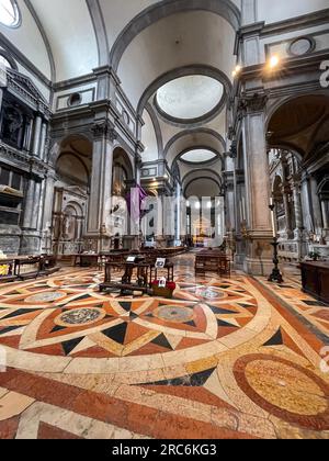 Venezia, Italia - 2 aprile 2022: Vista interna dalla Chiesa di San Salvador al campo San Salvador a Venezia, Italia Foto Stock