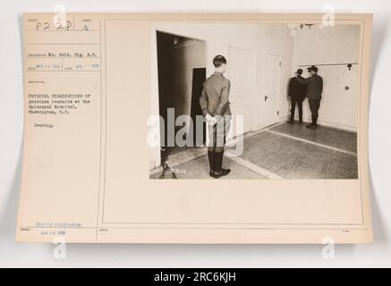 Le reclute di aviazione sono sottoposte a esami fisici presso l'ospedale Episcopale di Washington, D.C., nell'aprile 1918. La fotografia, scattata dal tenente Reid, Sig. R.C., illustra il processo. Questa particolare immagine, numerata 8228, documenta la parte uditiva dell'esame. Questa fotografia non è destinata alla pubblicazione. Foto Stock