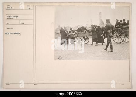 Questa fotografia mostra un gruppo di rifugiati belgi durante la prima guerra mondiale. Il fotografo del Signal Corps registrò l'immagine, sottolineando il gran numero di rifugiati, con la didascalia che indicava il numero specifico di 50.044. La posizione o il contesto della fotografia rimane poco chiaro. Foto Stock