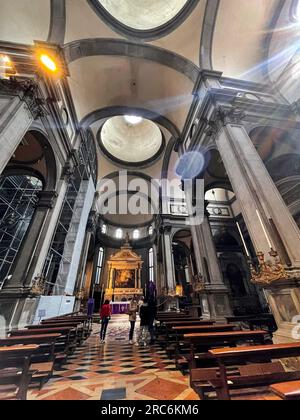 Venezia, Italia - 2 aprile 2022: Vista interna dalla Chiesa di San Salvador al campo San Salvador a Venezia, Italia Foto Stock