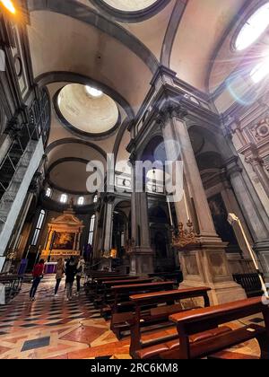 Venezia, Italia - 2 aprile 2022: Vista interna dalla Chiesa di San Salvador al campo San Salvador a Venezia, Italia Foto Stock