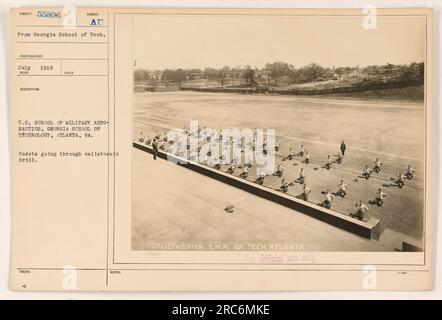 Didascalia: "Cadetti degli Stati Uniti School of Military Aeronautics, Georgia School of Technology, Atlanta, GA, che partecipa a un'esercitazione calistenica. Questa fotografia è stata scattata nel luglio 1918 per uso ufficiale." Foto Stock