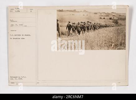 I Marines degli Stati Uniti partecipano a un'escursione pratica in Francia durante la prima guerra mondiale. Questa foto, scattata l'11 gennaio 1918, mostra i marines che si preparano per le operazioni sul campo. Rilasciata al Comitato per l'informazione pubblica, questa immagine cattura gli esercizi di addestramento condotti dai Marines statunitensi in Francia. Foto Stock
