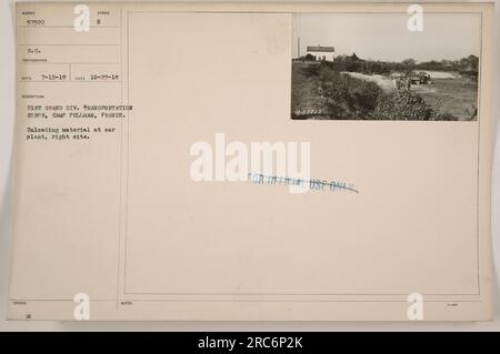 I soldati del 21st Grand Division Transportation Corps scaricano materiale in uno stabilimento automobilistico a Camp Pullman, Francia. La foto è stata scattata il 29 ottobre 1918. L'immagine è etichettata con le informazioni del fotografo e include note che l'immagine è solo per uso ufficiale. Foto Stock