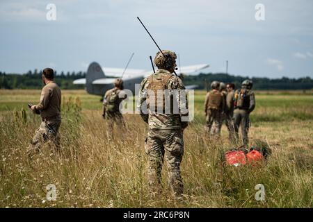 Membri delle forze speciali lituane, delle forze speciali lettoni e degli Stati Uniti Air Force Combat Controllers assegnati al 352d Special Operations Wing controllano un aereo da atterraggio durante le operazioni speciali addestramento di integrazione aria-terra vicino a Daugavpils, Lettonia, 28 giugno 2023. La prontezza operativa è fondamentale per i partenariati, la risposta alle crisi, la deterrenza e il sostegno agli Alleati e ai partner. L’ambiente globale di oggi richiede la capacità di implementare e sostenere rapidamente le operazioni da grandi distanze. Attraverso gli sforzi collaborativi con i nostri alleati e partner, gli Stati Uniti lavorano per p Foto Stock