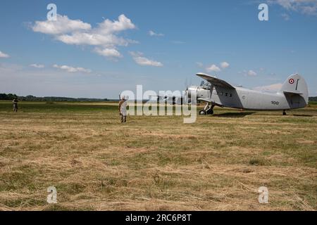 I controllori di combattimento assegnati al 352d Special Operations Wing controllano l'atterraggio di un aereo lettone AN-2 su una striscia d'assalto in erba durante l'addestramento di integrazione aerea-terra nelle operazioni speciali vicino a Daugavpils, Lettonia, 28 giugno 2023. Per rispondere alle sfide di sicurezza del XXI secolo, le forze militari statunitensi rimangono veloci, mobili, agili e in grado di raggiungere rapidamente diverse località, secondo necessità. (Capitano Kaitlyn Danner) Foto Stock