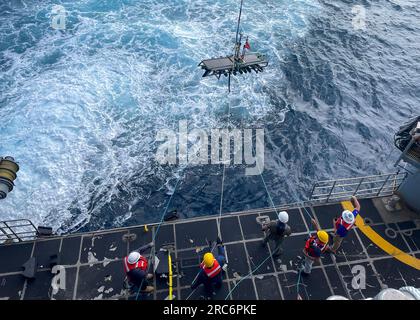 MAR DEI CARAIBI (30 giugno 2023) marinai e marinai civili lanciano un veicolo Wave Glider Unmanned Surface dalla fantail della nave da trasporto veloce USNS Burlington (T-EPF 10) come parte dell'UNITAS U.S. Naval Forces Southern Command/U.S. 4th Unmanned Integration Campaign. UNITAS è l’esercizio marittimo più longevo al mondo. Ospitato quest'anno dalla Colombia, riunisce forze multinazionali di 20 nazioni partner, tra cui 26 navi da guerra/vascelli, tre sottomarini, 25 aerei (ala fissa/elicottero) e circa 7.000 persone. L'esercitazione addestra le forze nel settore marittimo congiunto Foto Stock