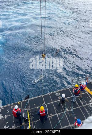 MAR DEI CARAIBI (30 giugno 2023) marinai e marinai civili lanciano un veicolo Wave Glider Unmanned Surface dalla fantail della nave da trasporto veloce USNS Burlington (T-EPF 10) come parte dell'UNITAS U.S. Naval Forces Southern Command/U.S. 4th Unmanned Integration Campaign. UNITAS è l’esercizio marittimo più longevo al mondo. Ospitato quest'anno dalla Colombia, riunisce forze multinazionali di 20 nazioni partner, tra cui 26 navi da guerra/vascelli, tre sottomarini, 25 aerei (ala fissa/elicottero) e circa 7.000 persone. L'esercitazione addestra le forze nel settore marittimo congiunto Foto Stock