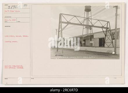 Soldati a Love Field a Dallas, Texas, caricando un aereo con casse di provviste durante la prima guerra mondiale. Immagine acquisita il 1° agosto 1918. Questa fotografia è contrassegnata come non destinata alla pubblicazione ed è destinata esclusivamente all'uso ufficiale. Foto Stock