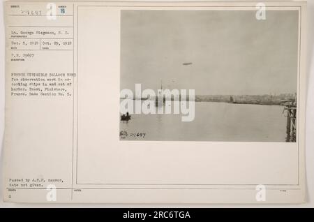 In questa foto è catturato il tenente George Siegmann del Signal Corps. L'immagine, datata 29 ottobre 1918, mostra un pallone dirigibile francese impiegato a fini di osservazione per scortare le navi che entrano e lasciano Brest, Finistere, Francia. Questa operazione ha avuto luogo nella sezione base n. 5. La fotografia è stata cancellata dal censore A.E.F., anche se la data specifica è sconosciuta. Foto Stock