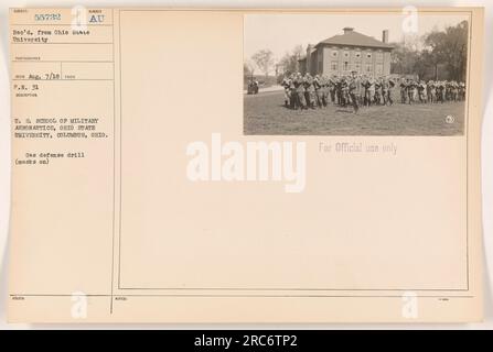 Soldati negli Stati Uniti La School of Military Aeronautics dell'Ohio State University di Columbus, Ohio, partecipa a un'esercitazione di difesa del gas, come indicato dalle loro maschere indossate nella fotografia. L'immagine è stata ricevuta dalla Ohio State University e scattata il 7 agosto 1918. Il numero di descrizione della foto è U.S.A. SCHOOL OF MILITARY AERONAUTICS, OHIO STATE UNIVERSITY, COLUMBUS, OHIO. Foto Stock