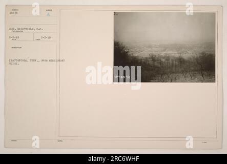 Il sergente McGarrigle ha scattato questa foto il 3 maggio 1919, catturando una vista di Chattanooga, Tennessee, da Missionary Ridge. L'immagine fornisce una rappresentazione dettagliata del paesaggio della città durante le attività militari della prima guerra mondiale. Le note del sergente McGarrigle indicano che il numero assegnato a questa fotografia è 45575. Foto Stock