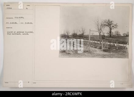 Tombe di soldati americani vicino a Hagenbach, Alsazia. Questa fotografia, numero 67682 della collezione, è stata scattata da un fotografo del Signal Corps. Fu catturato il 18 marzo 1919, e successivamente rilasciato come parte di una serie. Il sito mostra i luoghi di riposo dei soldati americani caduti. Foto Stock