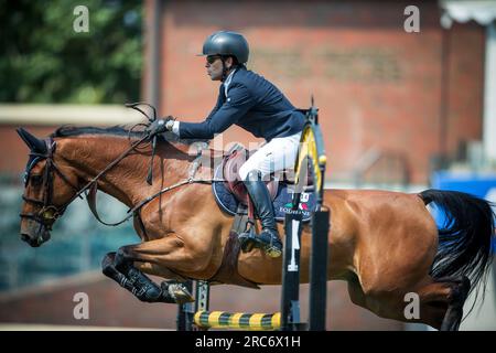 Conor Swail of Ireland gareggia nel Rolex North American Grand Prix a Spruce Meadows. Foto Stock