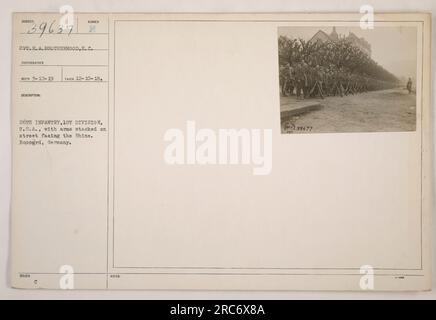 Il privato E. A. Brotherhood, un fotografo della Carolina del Sud, ha catturato questa immagine il 10 dicembre 1918. Raffigura membri del 26th Infantry, 1st Division, U.S.A. che impilano le armi su una strada di fronte al Reno a Boppard, in Germania. La foto è numerata 39637 e fa parte della collezione con la descrizione menzionata. Foto Stock