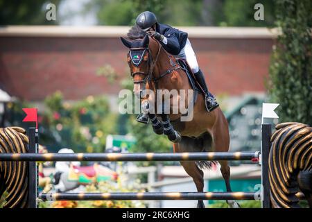 Conor Swail of Ireland gareggia nel Rolex North American Grand Prix a Spruce Meadows. Foto Stock