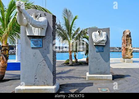 Lanzarote, Isole Canarie, città di Arrecife, porticciolo principale, sculture di Paco Cuebelo contro il cielo blu profondo Foto Stock