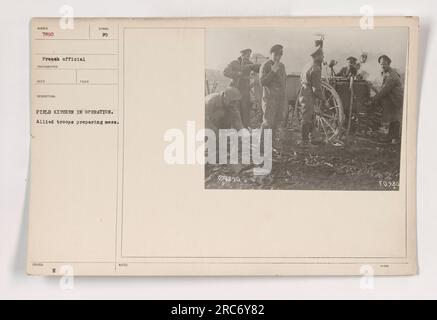 Le truppe alleate nella prima guerra mondiale preparavano cibo in una cucina da campo. L'immagine mostra i soldati che lavorano insieme per cucinare i pasti per le truppe. La cucina sembra essere in pieno funzionamento, con vari vasi, utensili e forniture visibili nell'immagine. Foto Stock