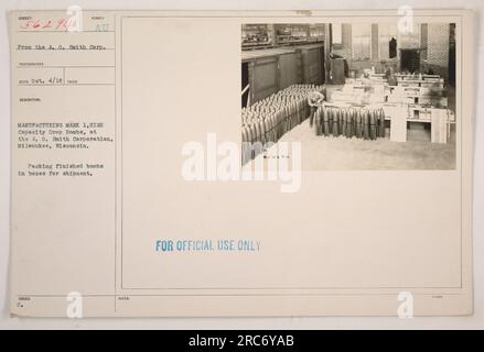 Lavoratori dell'A.O. Smith Corporation a Milwaukee, Wisconsin, produce bombe ad alta capacità Mark 1. Le bombe finite vengono imballate in scatole per la spedizione. Questa fotografia, etichettata 56294, è stata scattata per uso ufficiale e ricevuta il 4 ottobre 1918. Foto Stock