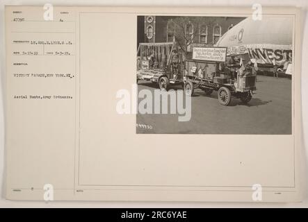 Soldati che marciano in una parata della vittoria a New York. Le truppe stanno trasportando bombe aeree, che sono Army Ordnance. La foto è stata scattata dal tenente Geo. H. Lyon, S.C. il 3 maggio 1919. La didascalia include note aggiuntive non correlate all'immagine. Foto Stock