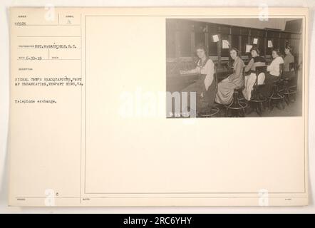 Il sergente McGarricle del Signal Corps ha catturato questa foto della centrale telefonica della Signal Corps, porto di imbarco a Newport News, Virginia. Scattata il 30 giugno 1919, la fotografia raffigura l'infrastruttura di comunicazione in atto durante la prima guerra mondiale. Le note del simbolo C indicano la classificazione ufficiale dell'immagine (56925) e il formato (PAN 3-K)." Foto Stock