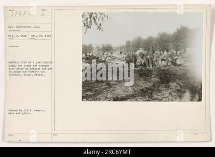 Eikelberry scattò questa foto il 29 ottobre 1918, mostrando una vista generale di un parco di riparazione di carri armati a Varennes, nella Mosa, in Francia durante la prima guerra mondiale. Nel parco, i serbatoi sono stati portati dopo un anticipo per assicurarsi che fossero in buone condizioni per un ulteriore utilizzo. Questa foto è stata approvata dal censore A.E.P. con la data esatta non specificata. Foto Stock