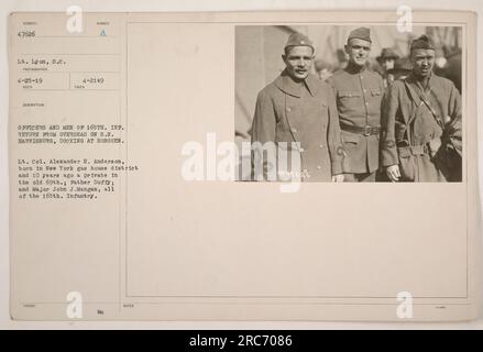 Ufficiali e uomini del 165th Infantry tornano dall'oltremare sulla SS Harrisburg, attraccando a Hoboken. La foto include il tenente colonnello Alexander E. Anderson, ex privato del 69th Infantry Regiment, padre Duffy, e il maggiore John J. Mangan. Foto scattata dal tenente Lyon il 25 aprile 1919. (Nota: Descrizione foto numero 4-2149) Foto Stock