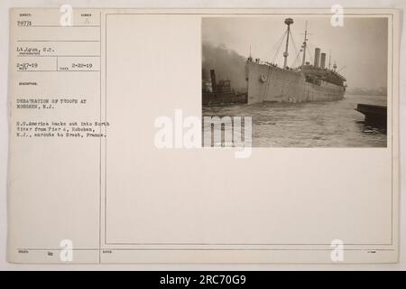 Tugboat che assiste S.S. L'America torna indietro nel North River dal molo 4 di Hoboken, New Jersey La foto è stata scattata il 22 febbraio 1919 e raffigura il dissarcamento delle truppe in rotta verso Brest, in Francia durante la prima guerra mondiale Il tenente Lyon e' il soggetto di questa immagine. Foto Stock