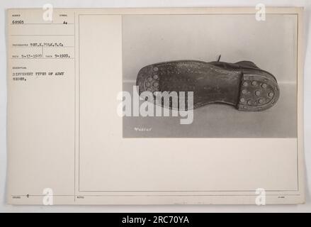 Immagine che raffigura una varietà di scarpe militari. Fotografia scattata dal Sgt. K. Polk dal ricco di descrizione del simbolo S.C. il 13 maggio 1920. L'immagine cattura diversi tipi di scarpe dell'esercito emesse ai soldati. Questa fotografia è etichettata *68565 e scattata nel marzo 1920. Foto Stock