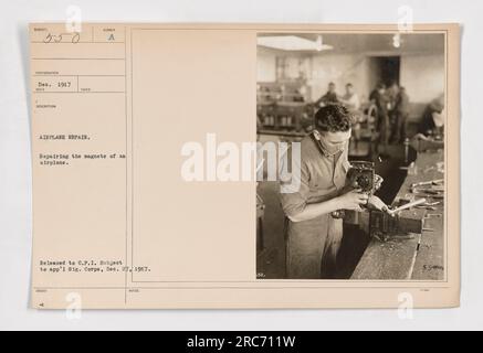 Soldati che riparano i magneti di un aereo durante la prima guerra mondiale. Questa fotografia è stata scattata nel dicembre 1917 e fa parte di una serie che documenta le attività militari americane durante la guerra. L'immagine mostra il processo tecnico necessario per la manutenzione e la riparazione delle apparecchiature aeronautiche. Foto Stock