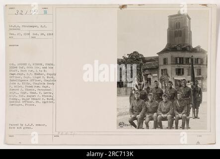 Il colonnello August C. Nisson, ufficiale comandante del 333° fanteria, è raffigurato con il suo staff a St. Anstier, Dordogne, Francia il 28 ottobre 1918. La fila posteriore da sinistra a destra è composta dal capitano E.P. Hunter, il capitano Lloyd D. Ward, il cappellano John A. Ellis e il cappellano Henry P. Milet. La prima fila è composta dal capitano Howard J. Thomas, capitano Cas. C. Lewis, il colonnello August C. Nisson, il maggiore Edward S. Ward e un ufficiale medico. Questa fotografia è stata scattata il 27 dicembre 1918 e ricevuta in una data sconosciuta." Foto Stock